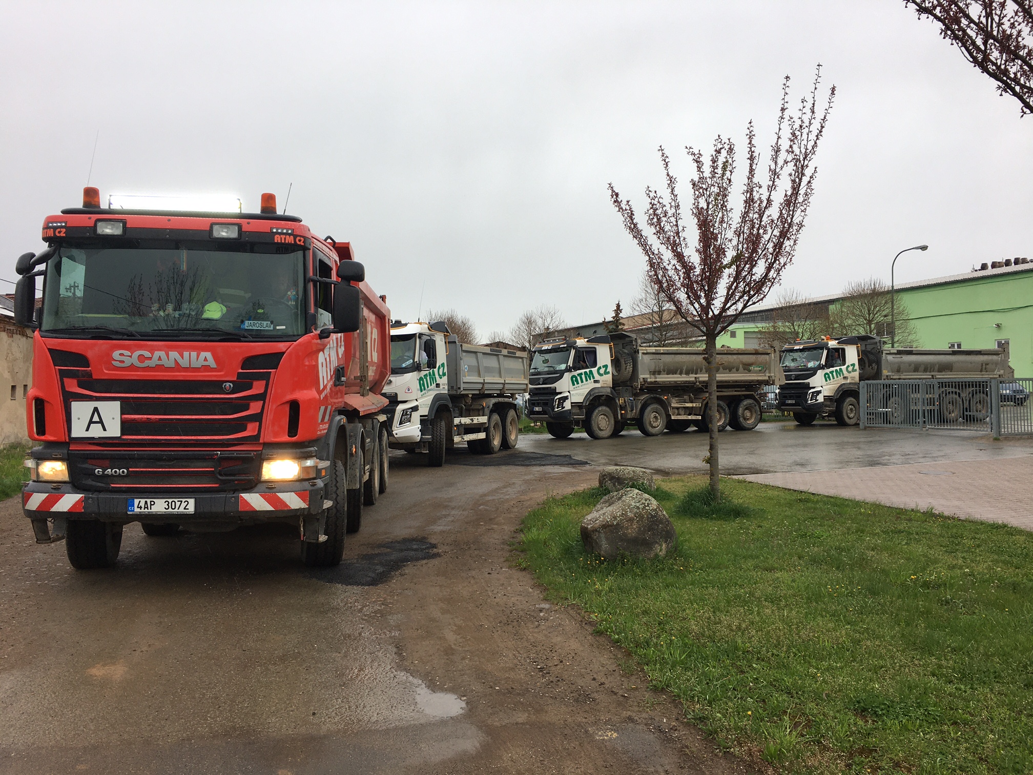 3x 8-kola VOLVO a SCANIA